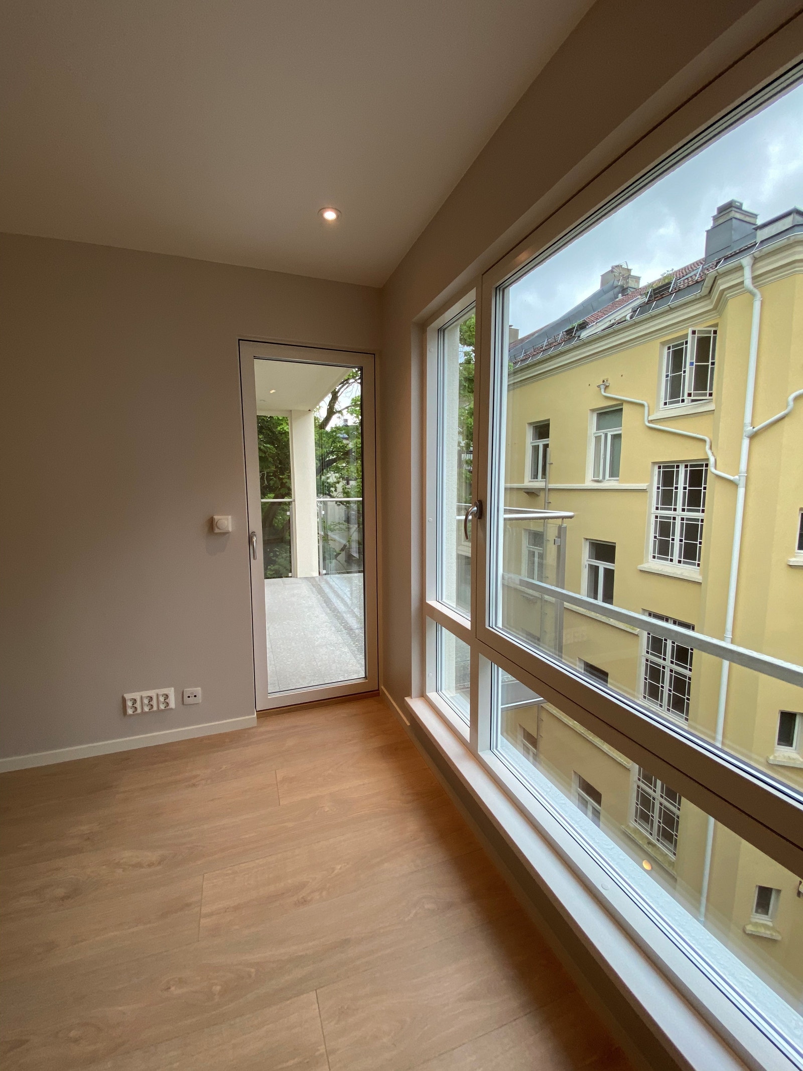 Utgang til terrasse fra stue Galleribilde
