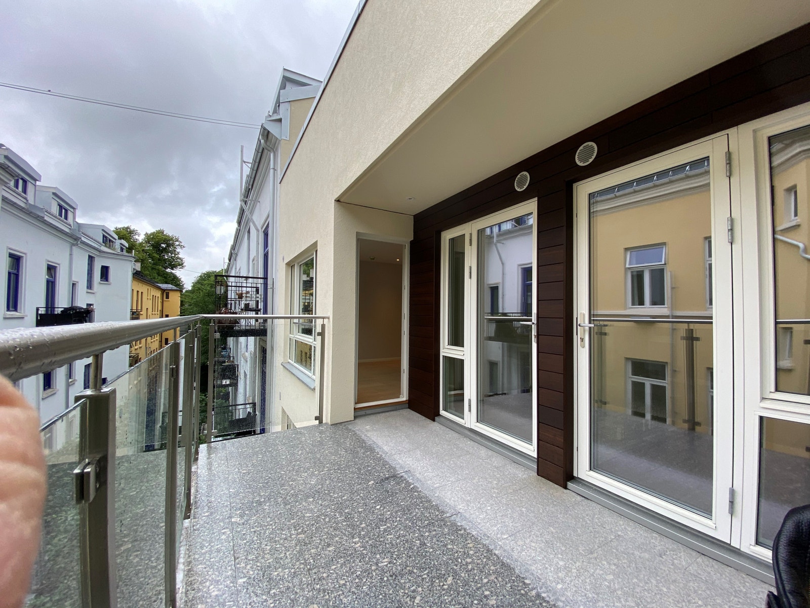 Terrasse med utgang fra soverom og stue Galleribilde