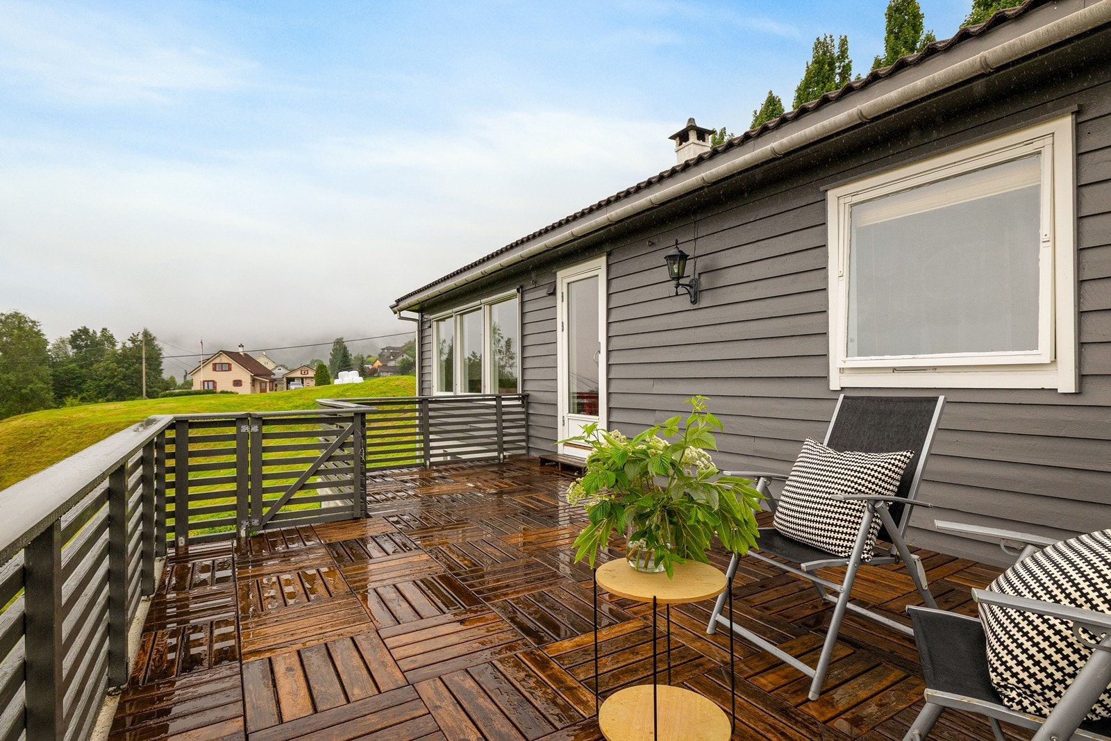 - Fra stuen er det utgang til en romslig terrasse på 22 m² - Galleribilde