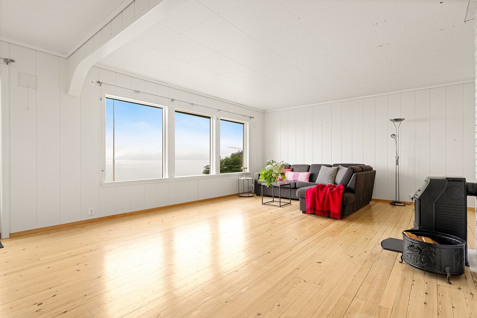 - Lys stue med store vindusflater som slipper rikelig med naturlig lys inn - Galleribilde