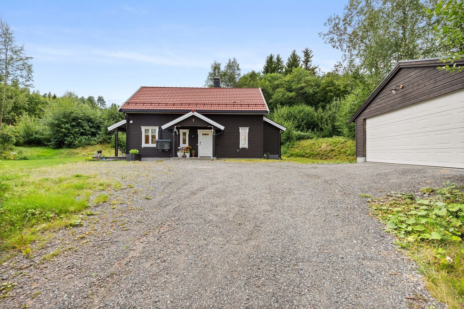 Stor gruset gårdsplass med gode parkeringsmuligheter Galleribilde