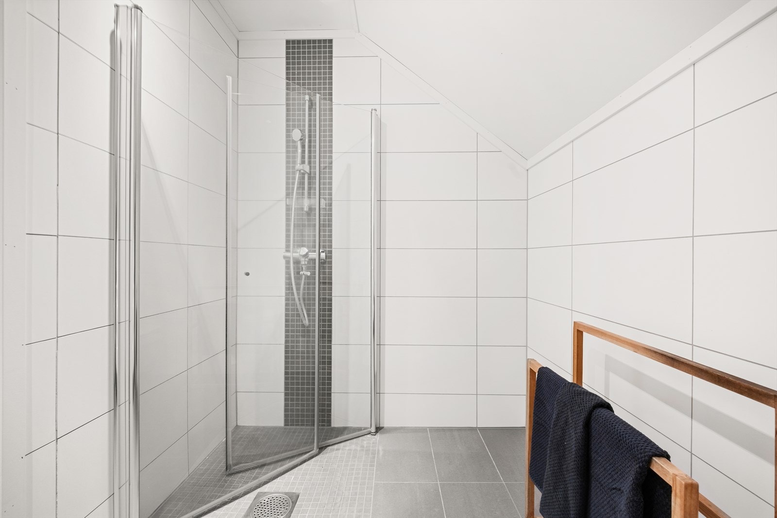 Badet er utstyrt med heldekkende servant med underskap, speil med lys, toalett og dusjnisje Galleribilde