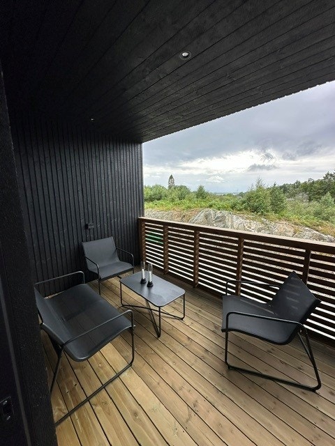 Terrasse møblert med fine enkle utemøbler. Galleribilde