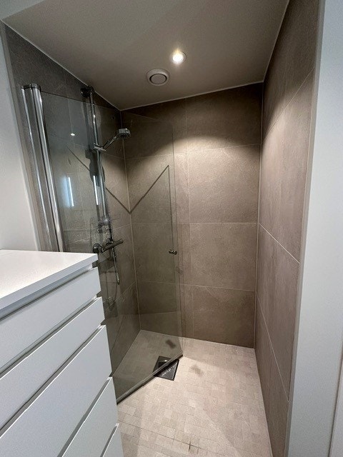 Stor innebygget dusj. Galleribilde