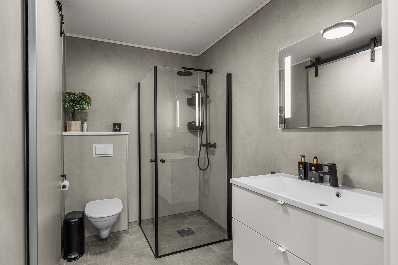 Badet måler 6,7 kvm. og fått TG1 fra takstmann. Det er flislagt gulv og våtromsplater på vegg. Galleribilde
