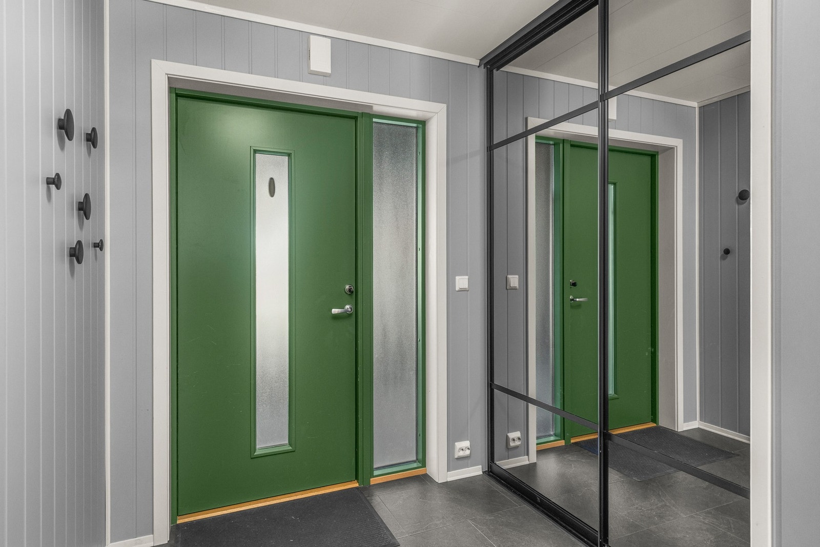Ved inngangspartiet er det etablert en praktisk skyvedørsgarderobe som gir godt med oppbevaringsplass og bidrar til et ryddig og innbydende uttrykk. Galleribilde
