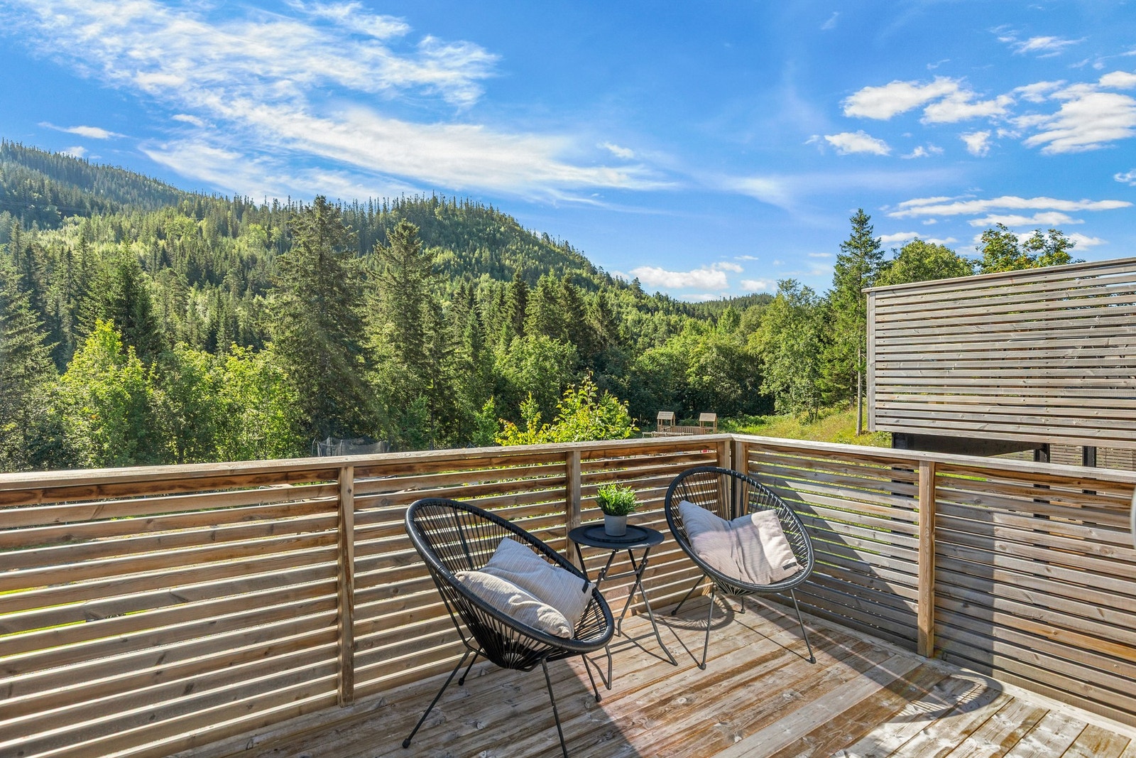 På andre enden av huset er det både balkong og terrasse, disse vender sørøst. Galleribilde