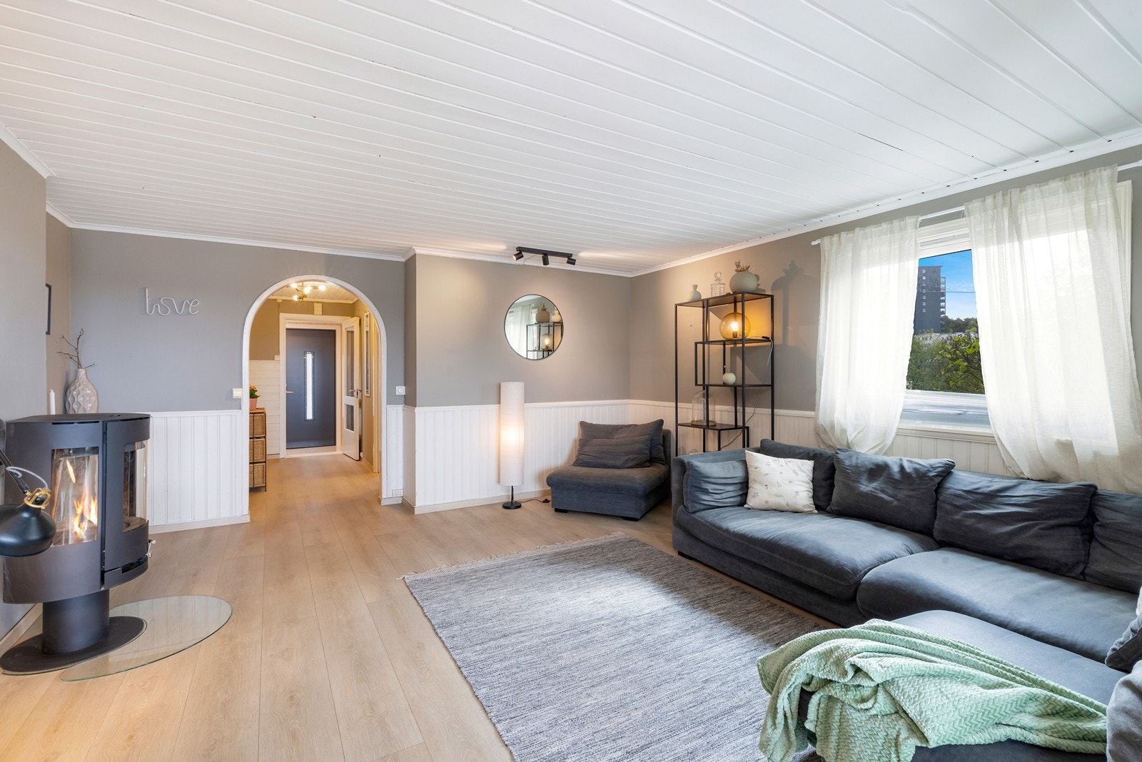Boligen er utstyrt med både peis og varmepumpe. Galleribilde