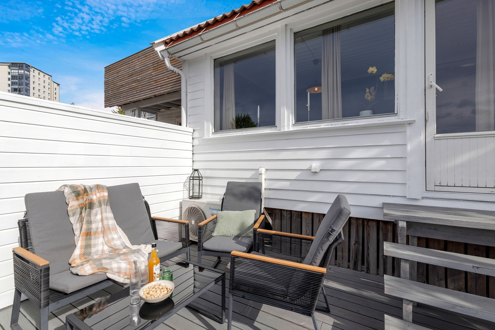 Terrasse foran stue. Galleribilde