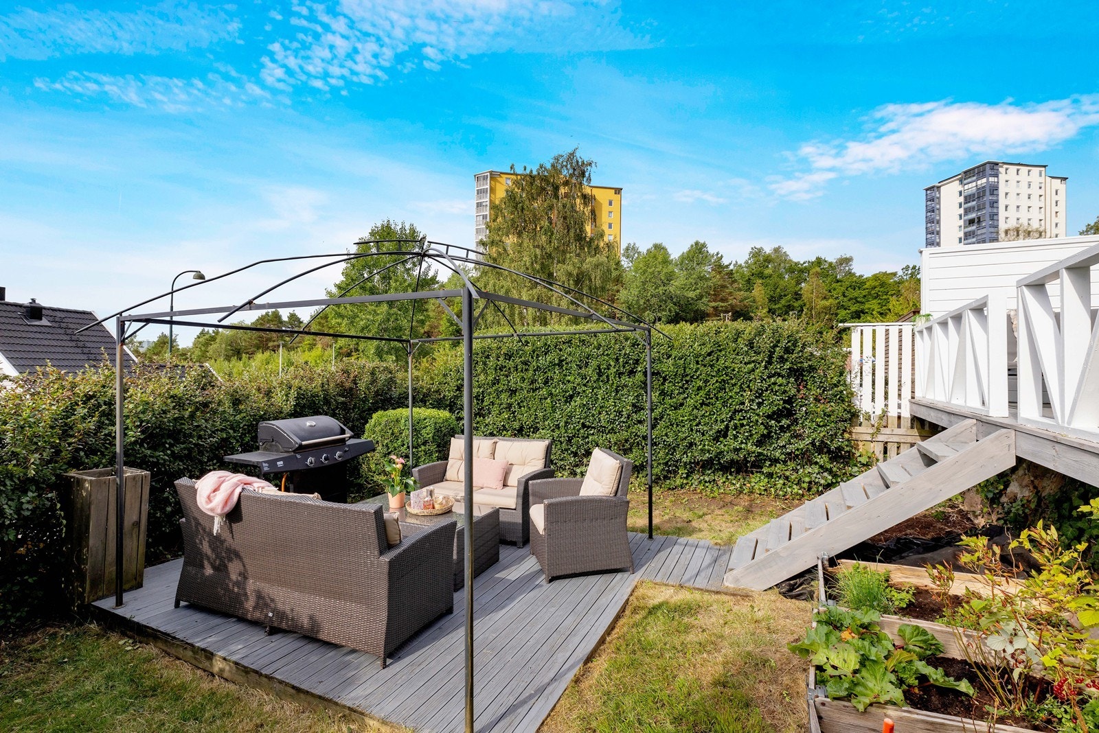 I hagen er det etablert markterrasse med paviljong, samt plen, plantekasser og annen beplantning. Galleribilde