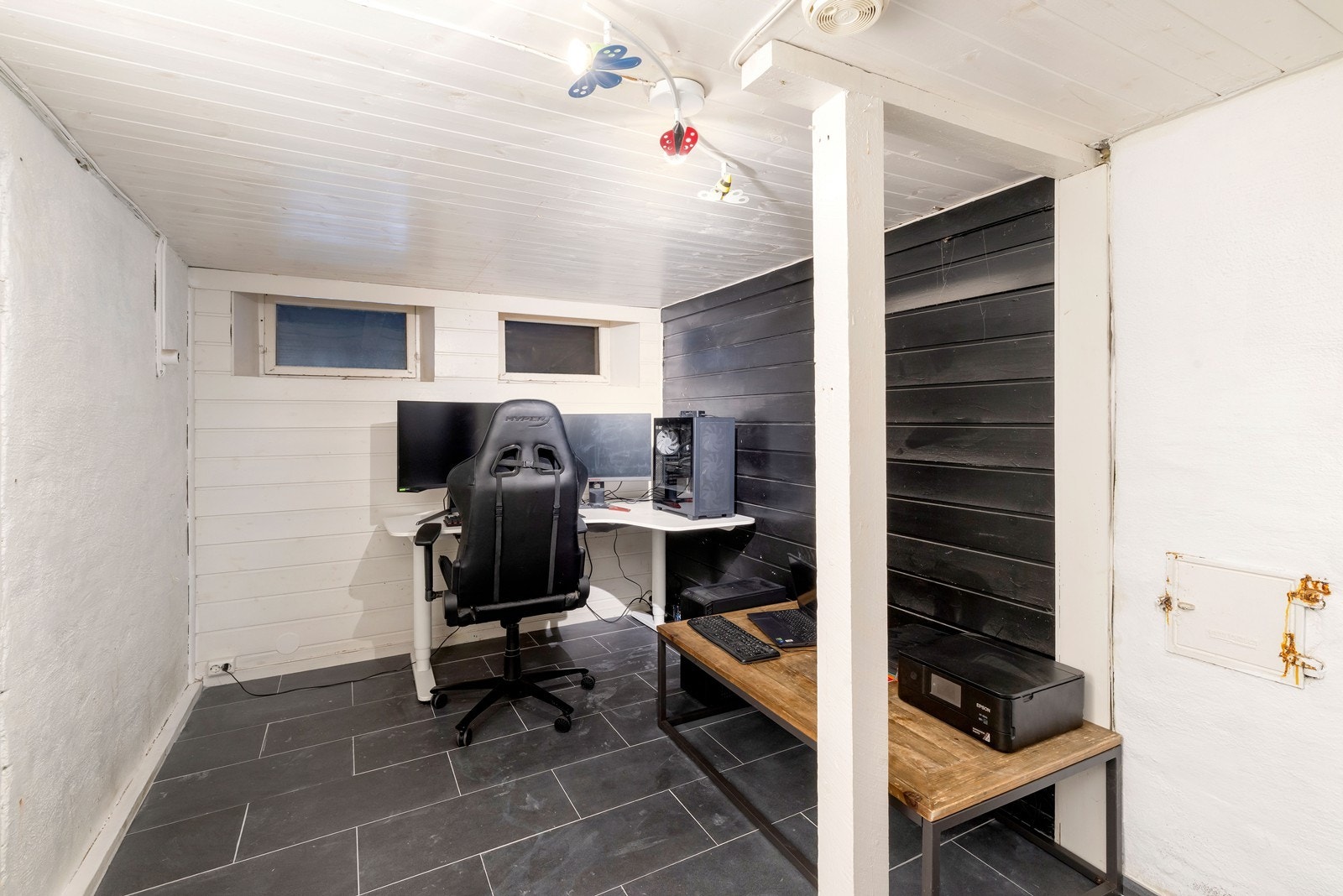 Deler av kjelleren er innredet som hjemmekontor/gaming-sone. Galleribilde