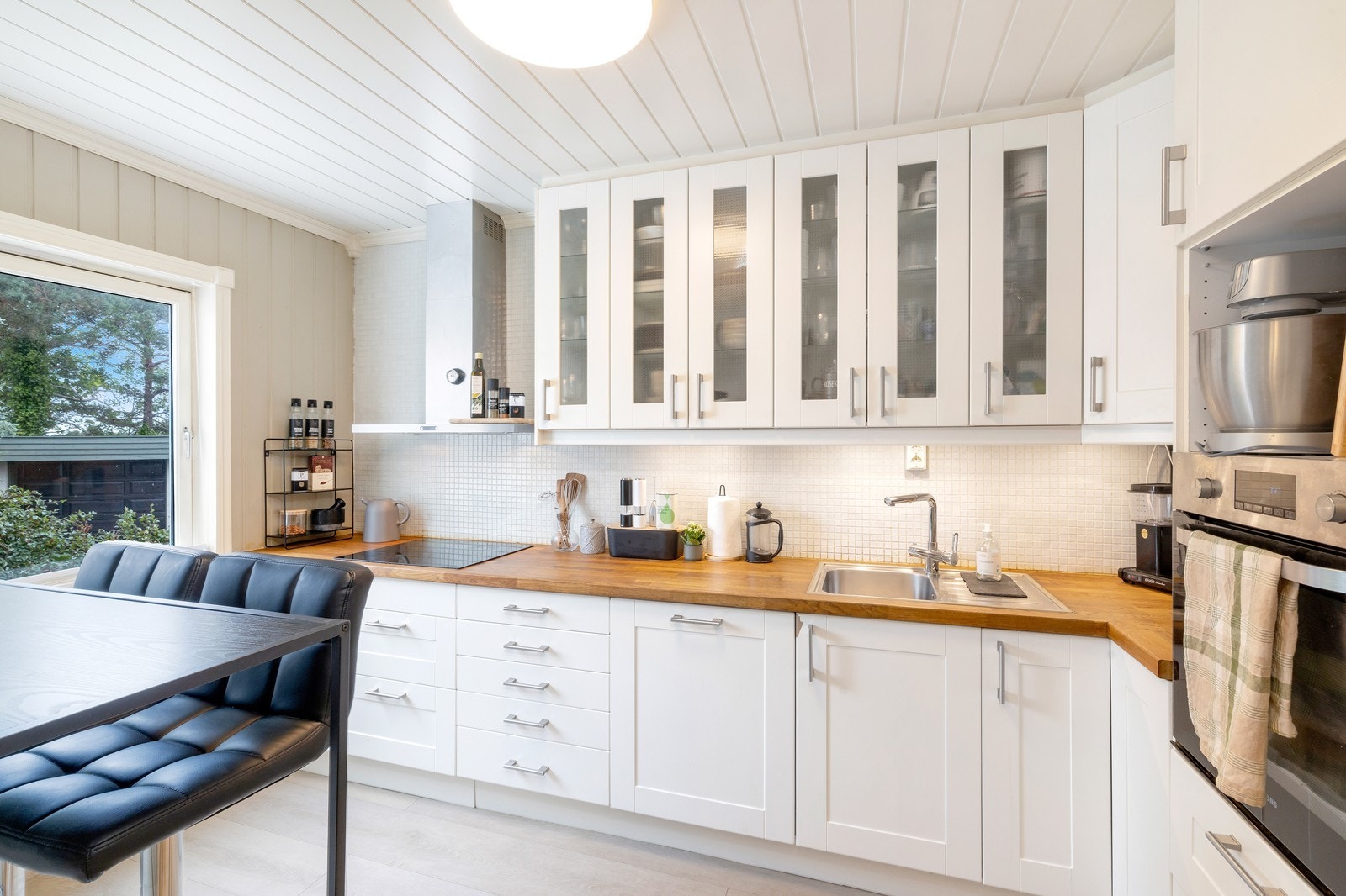 Boligen er utstyrt med et lyst og trivelig kjøkken med plass til frokostbord. Galleribilde
