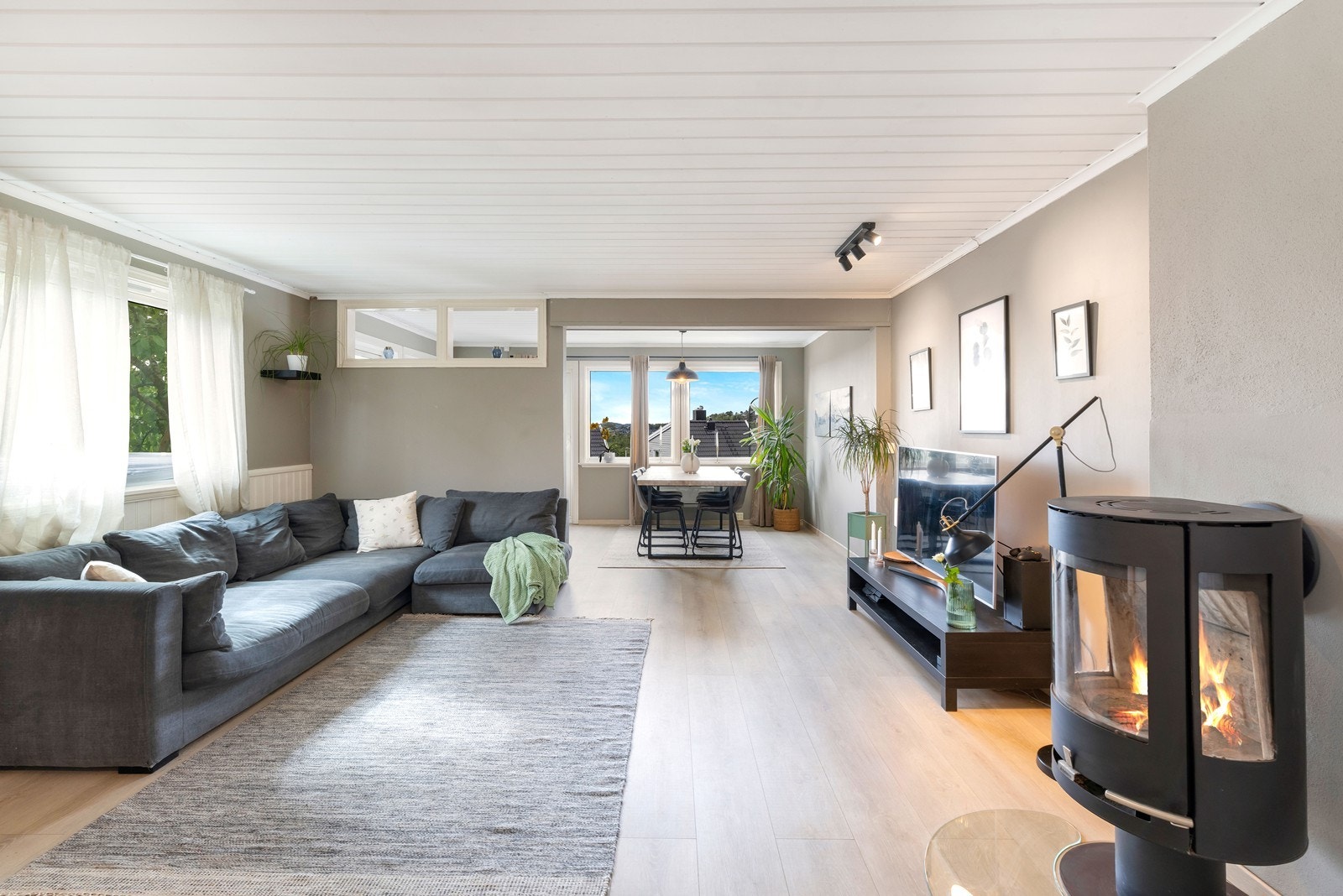 Boligen har en romslig stue som framstår som pen og moderne. Galleribilde
