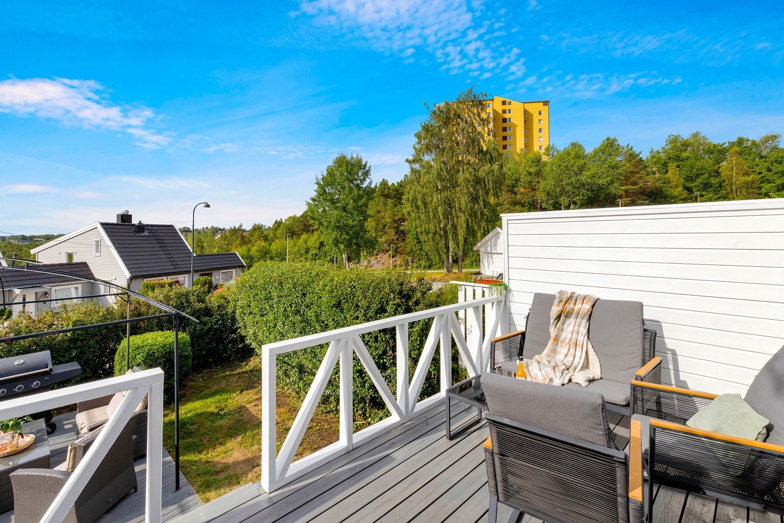 Fra terrassen er det videre trapp ned til hagen. Galleribilde