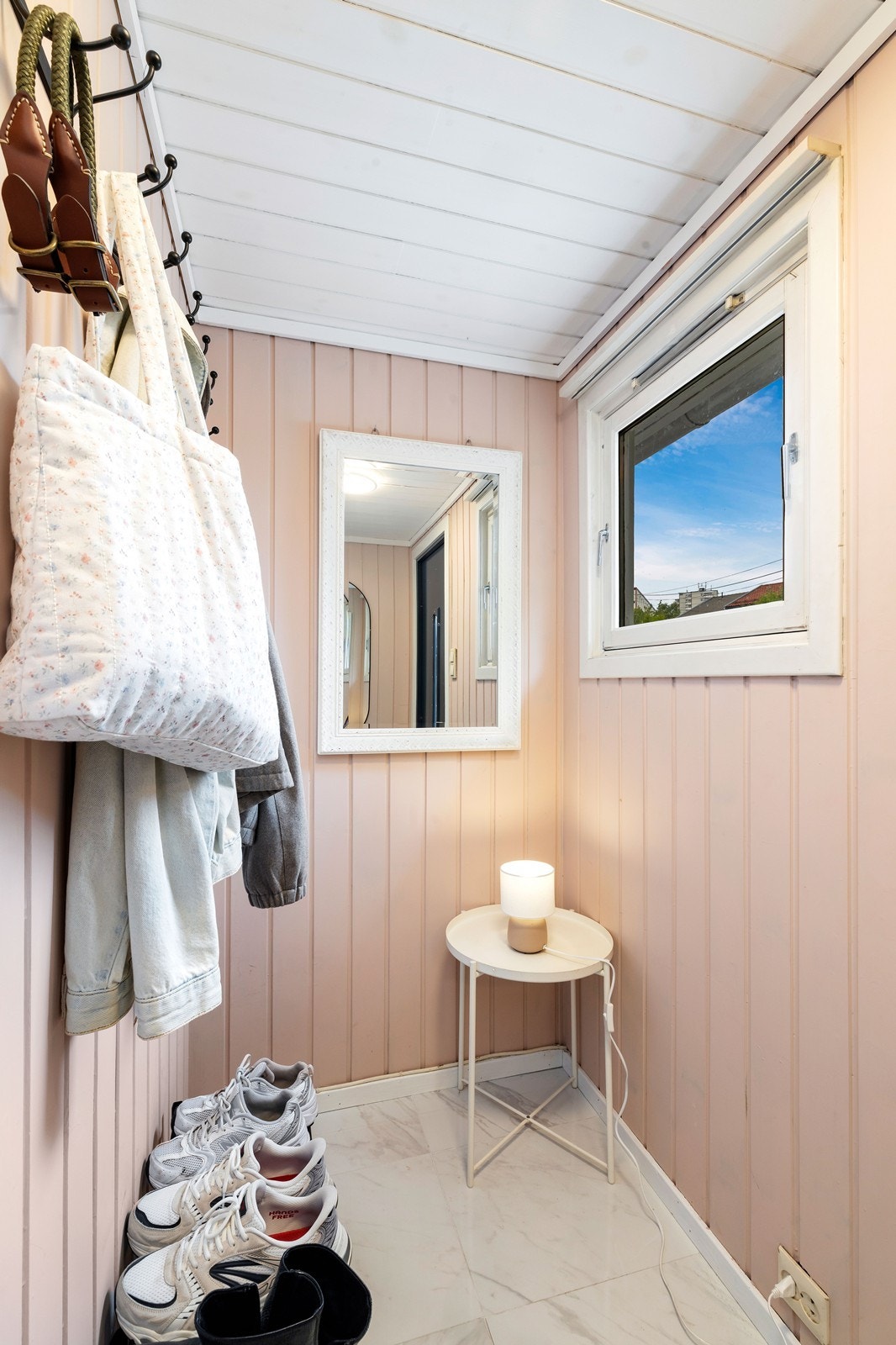 Pent vindfang med moderne fliser på gulv. Galleribilde