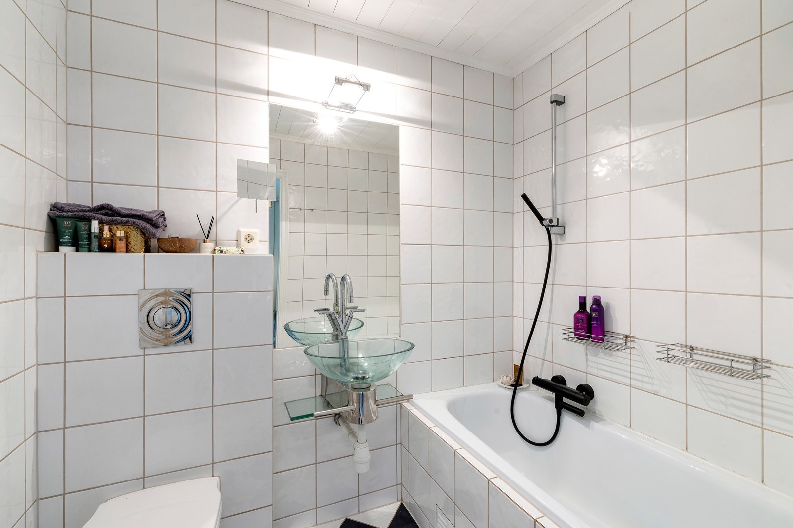 Helfliset bad med dusj i badekar. Galleribilde