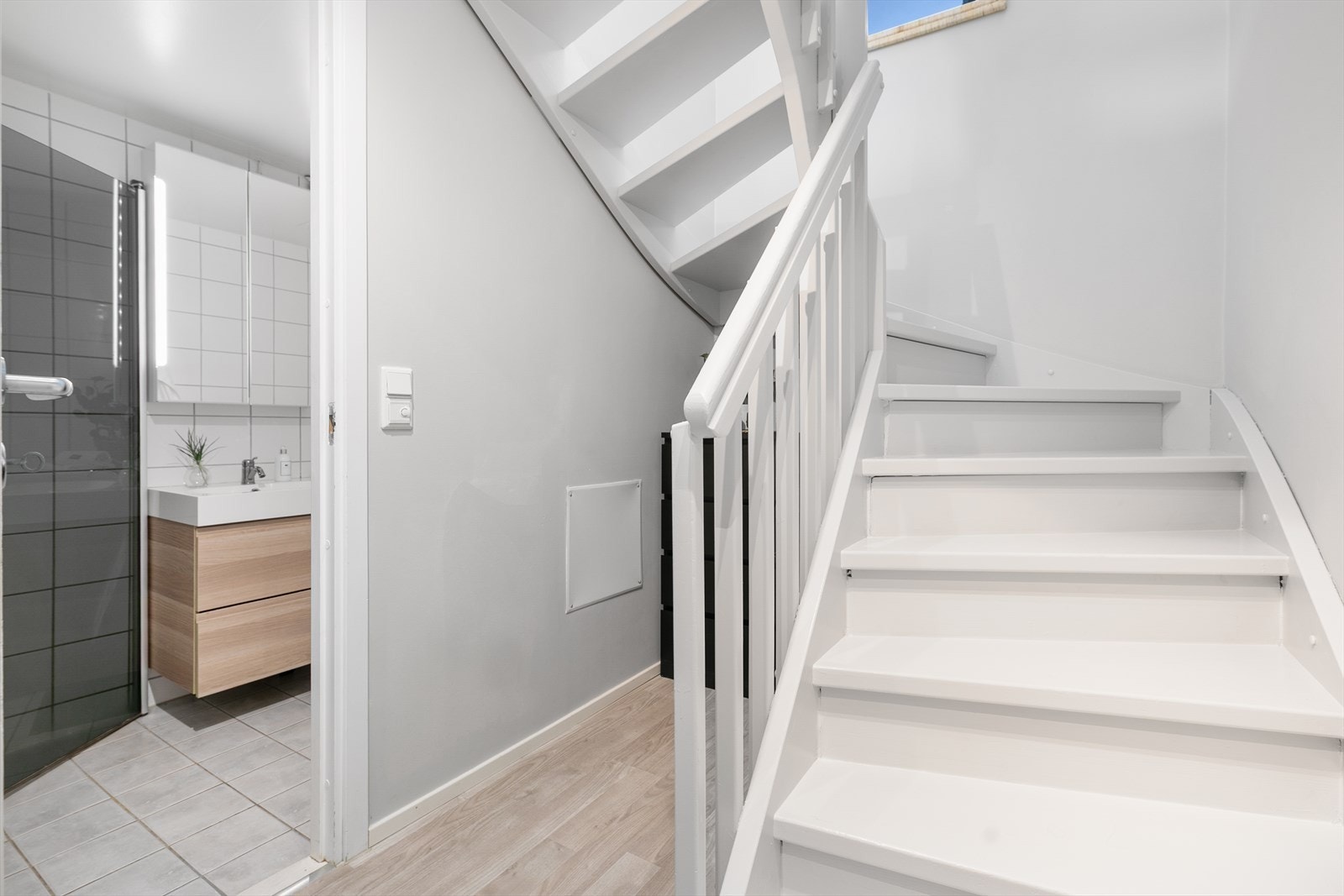 Trappen er malt i 2026 og vi beveger oss videre til neste etasje. Galleribilde