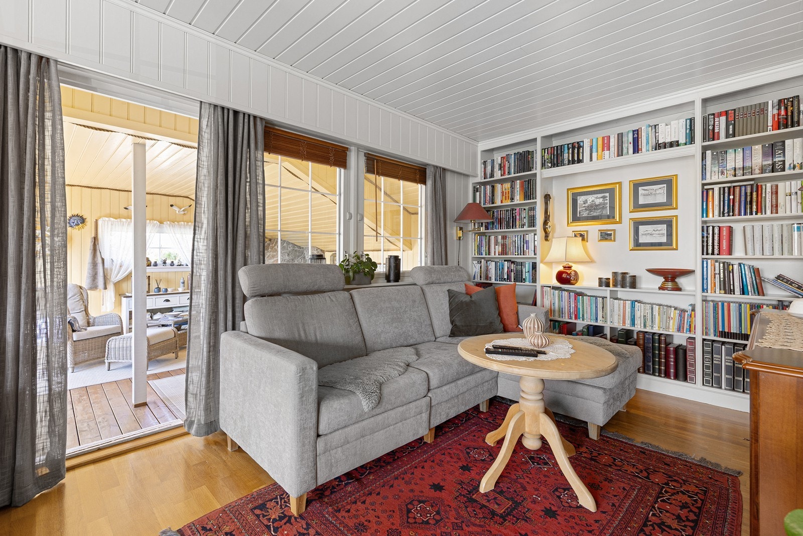 Fra stuen er det direkte tilgang til sommerstuen, som gir ekstra oppholdsplass. Galleribilde