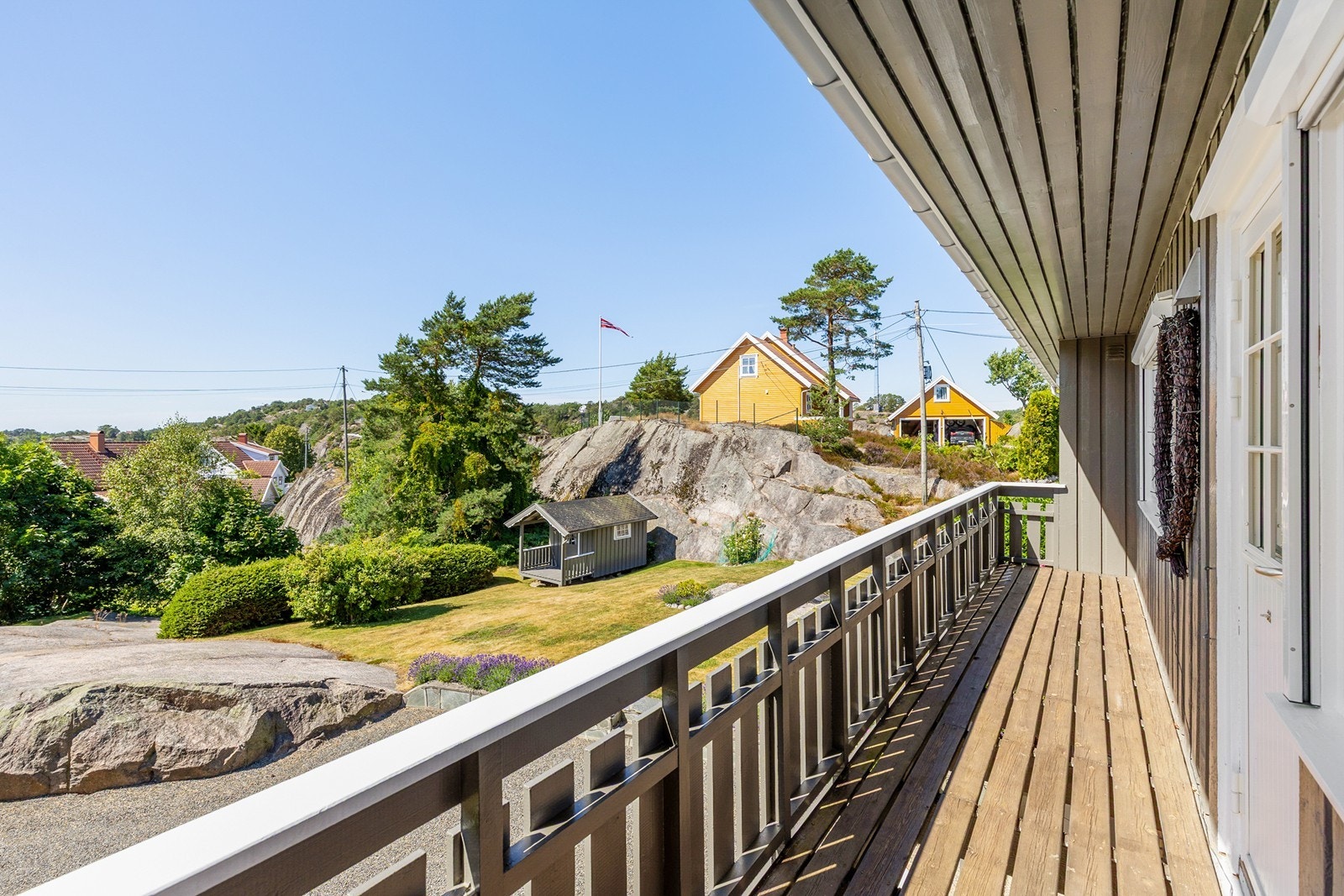 Eiendommen har en terrasse på 25 m² med utsikt mot tomt og nærområde. Galleribilde