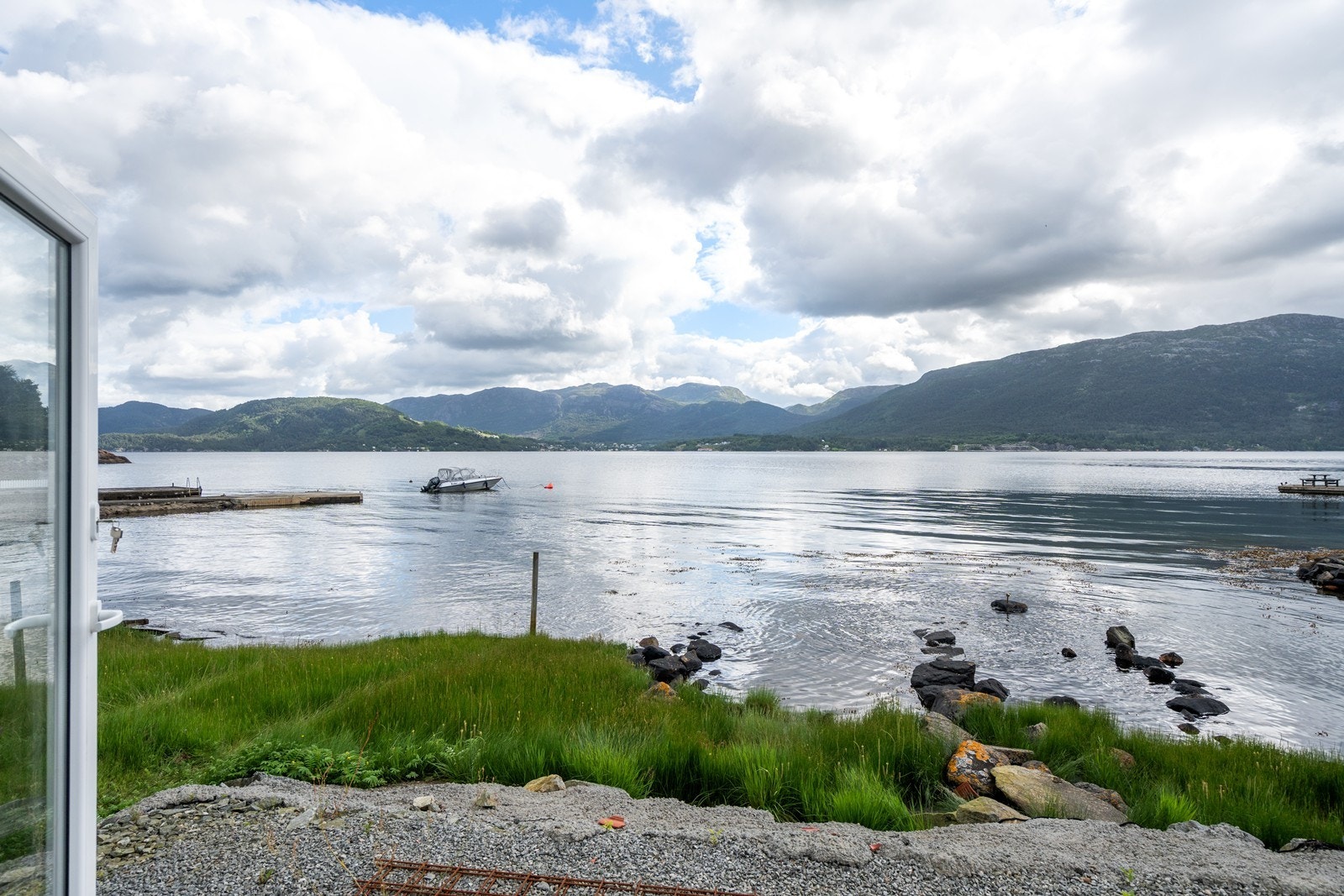 Fantstsisk utsikt over fjorden fra naustrommet Galleribilde