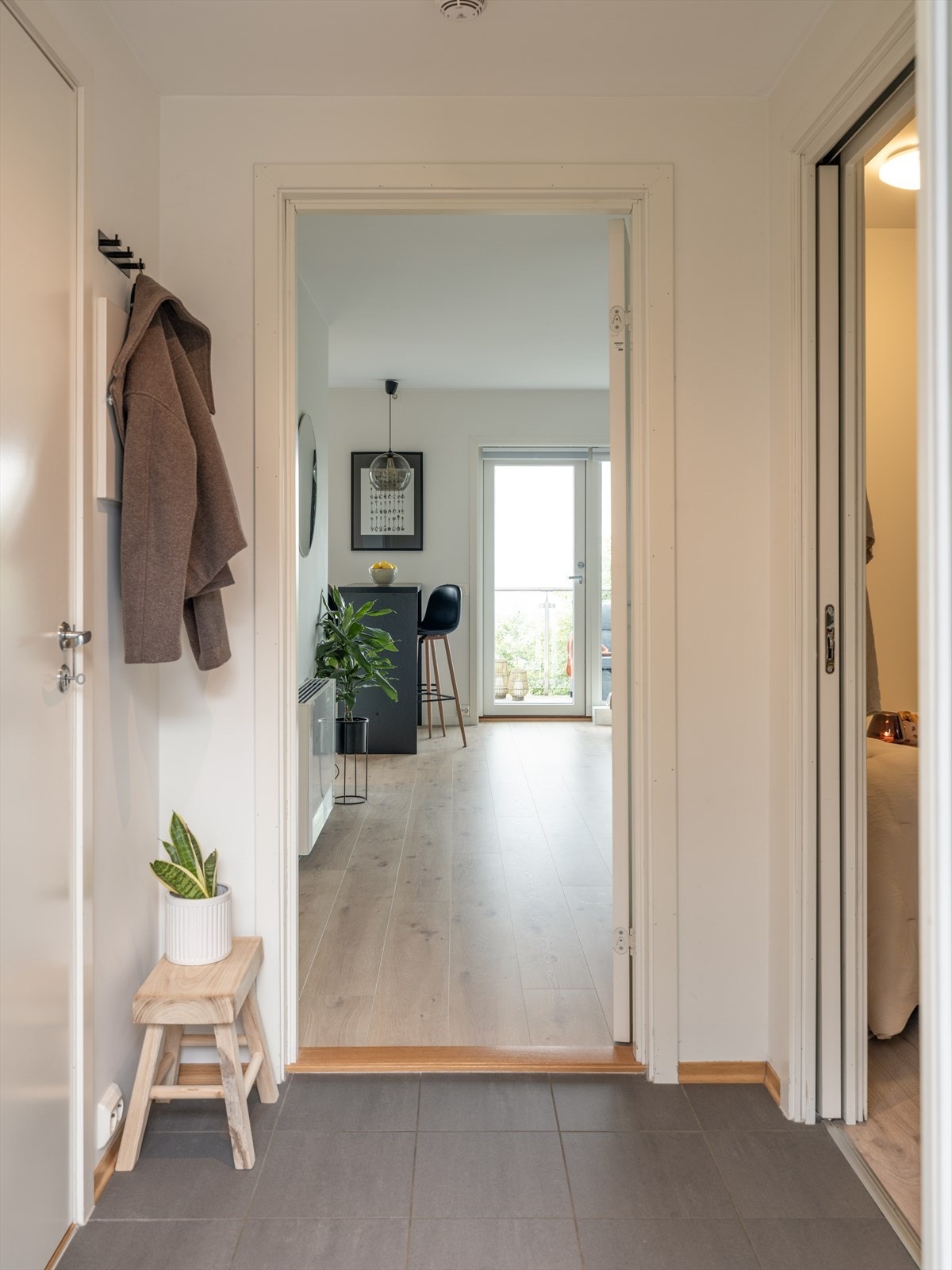 Entréen har flott flislagt gulv med varmekabler. Du får også fint med plass til ønsket oppbevaring av sko- og yttertøy i tillegg til innvendig bod. Galleribilde