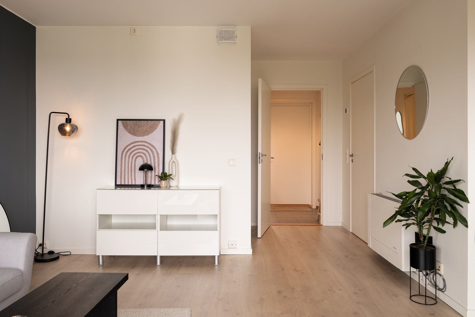 Leiligheten har store vindusflater som gir rikelig med naturlig lysinnslipp og flott utsikt! Galleribilde