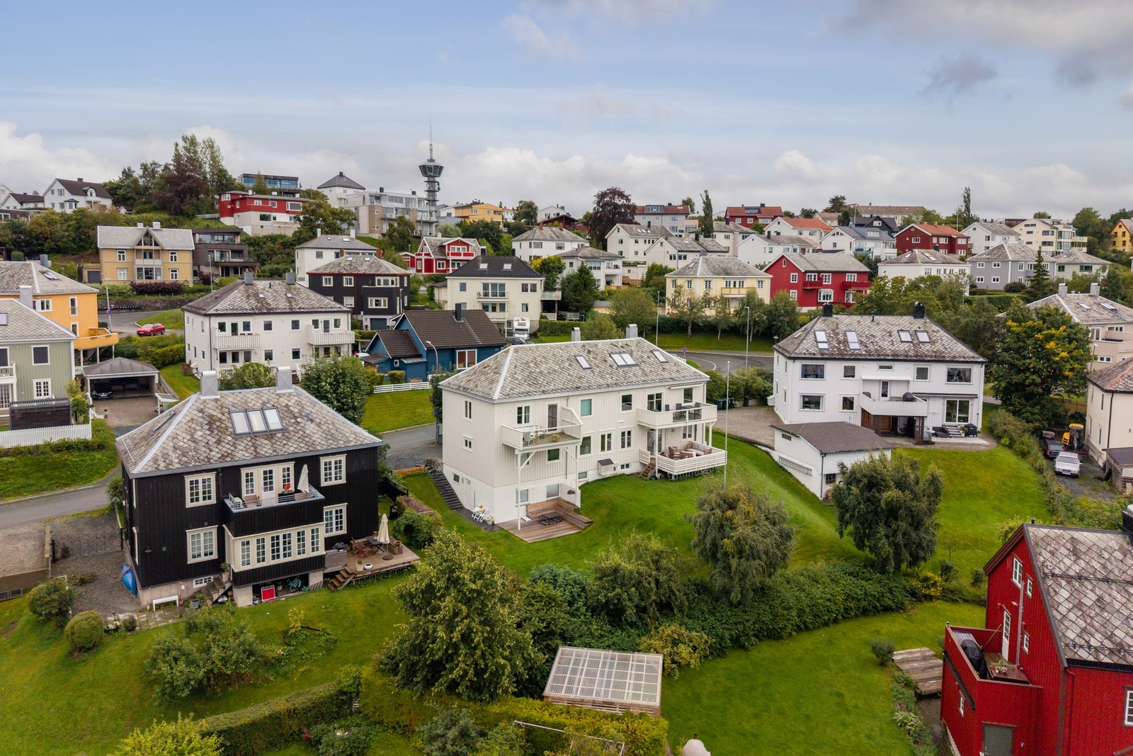 Boligen ligger tilbaketrukket i et rolig og etablert villabebygd boligområde. Galleribilde
