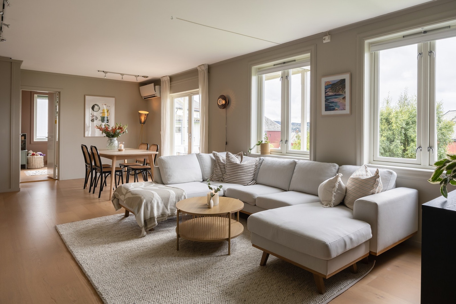 Hele leiligheten har gjennomgående bruk av 1-stavs eikeparkett på gulv, den bærer preg av lyse glatte flater og store vindusposter som gir mye dagslys. Galleribilde