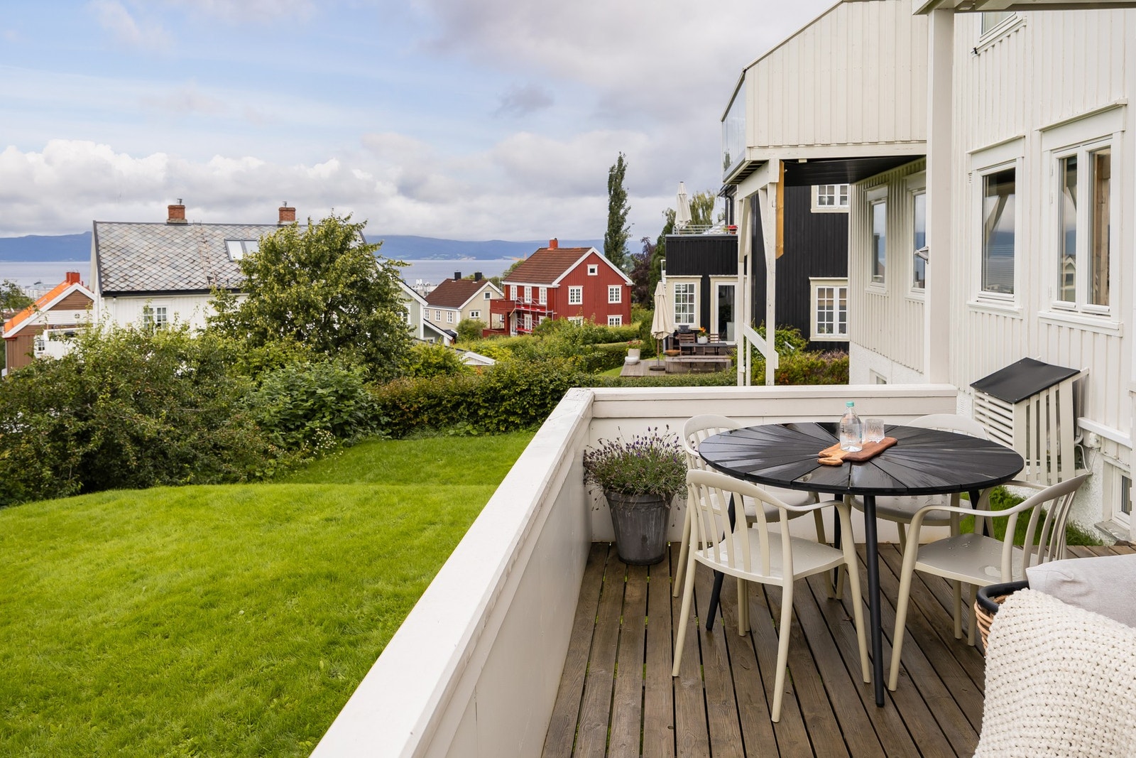 Her har man trapp direkte ned til et flott og skjermet hageområde. Galleribilde