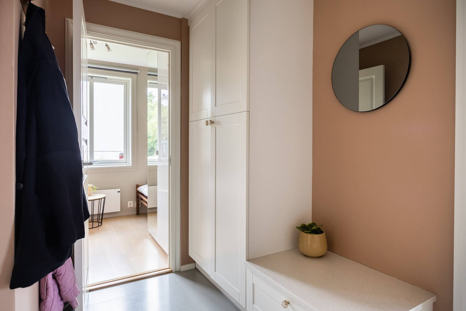 Fra felles, flislagt inngangsparti kommer man inn i et romslig gangareal. Her har man en stor, takhøy garderobe med god plass for oppbevaring av klær og sko. Galleribilde