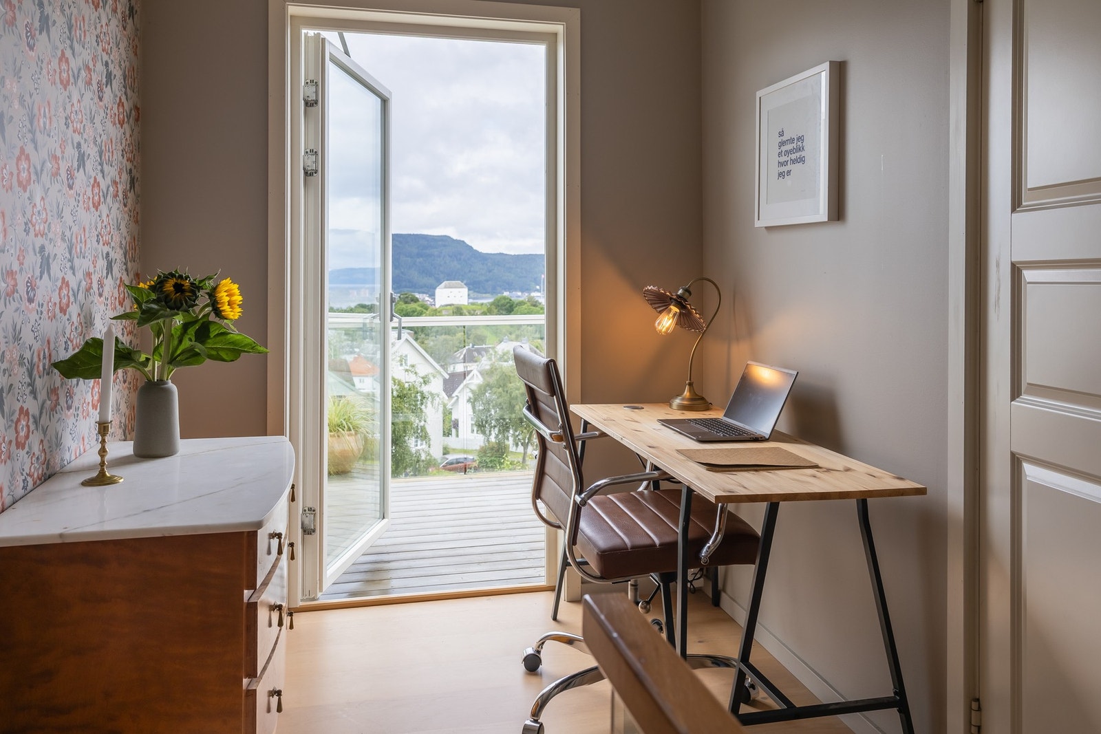 Når man kommer opp trappen til andre etasje møtes man med en fenomenal utsikt over Kristiansten Festning, Gråkallen, spiret på Nidarosdomen, Trondheimsfjorden og Munkholmen og flotte opparbeidede hager. Galleribilde