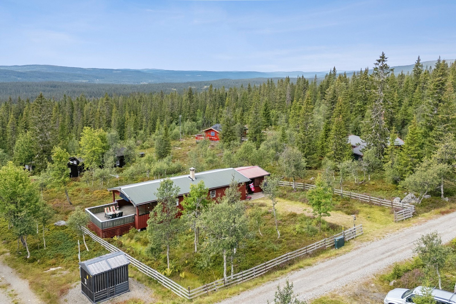 Hytta ligger fint til øverst på Bjønnåsen, Stalsberglia, i blindveg. Galleribilde