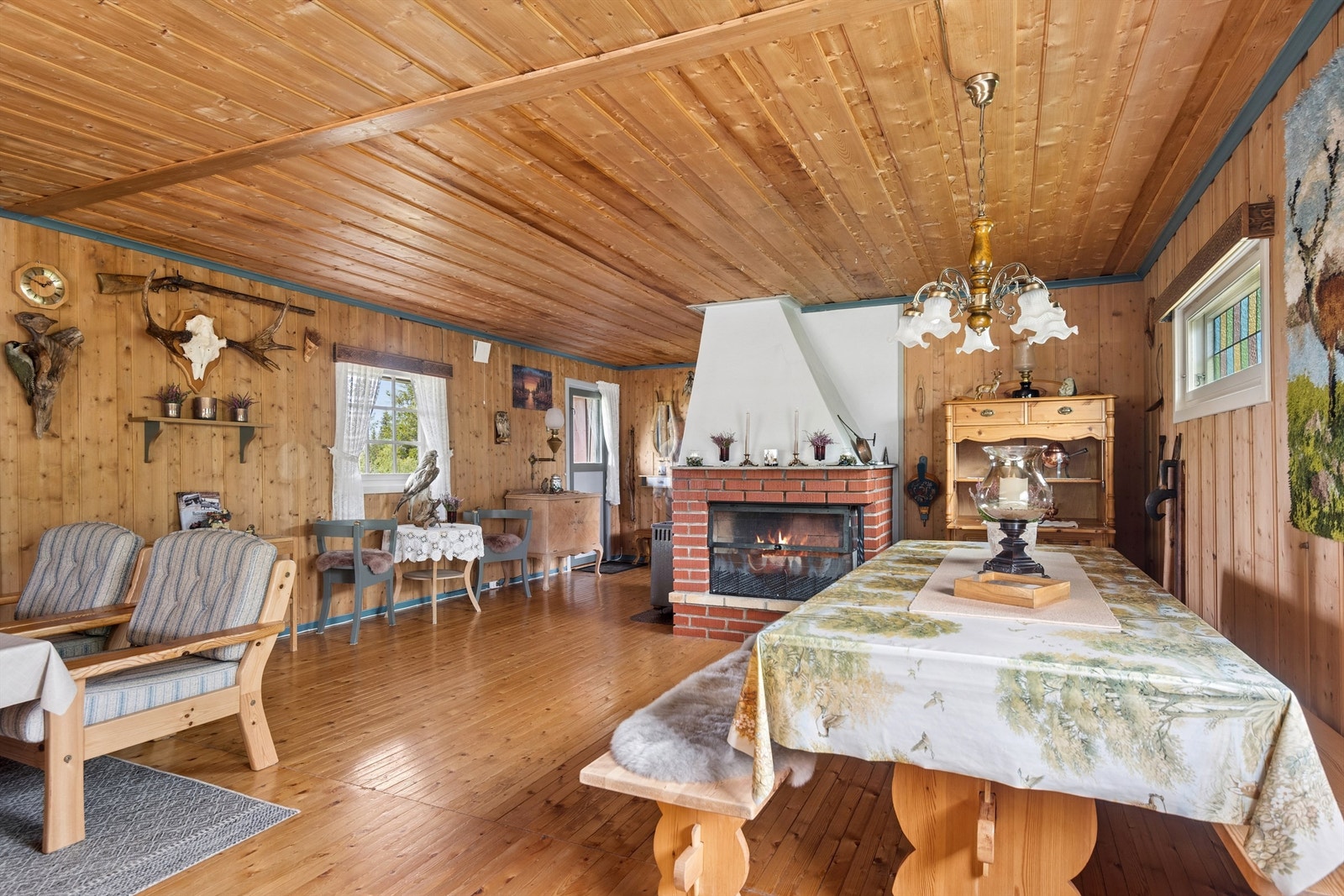 Stor stue med god plass til langbord og sittegrupper. Galleribilde