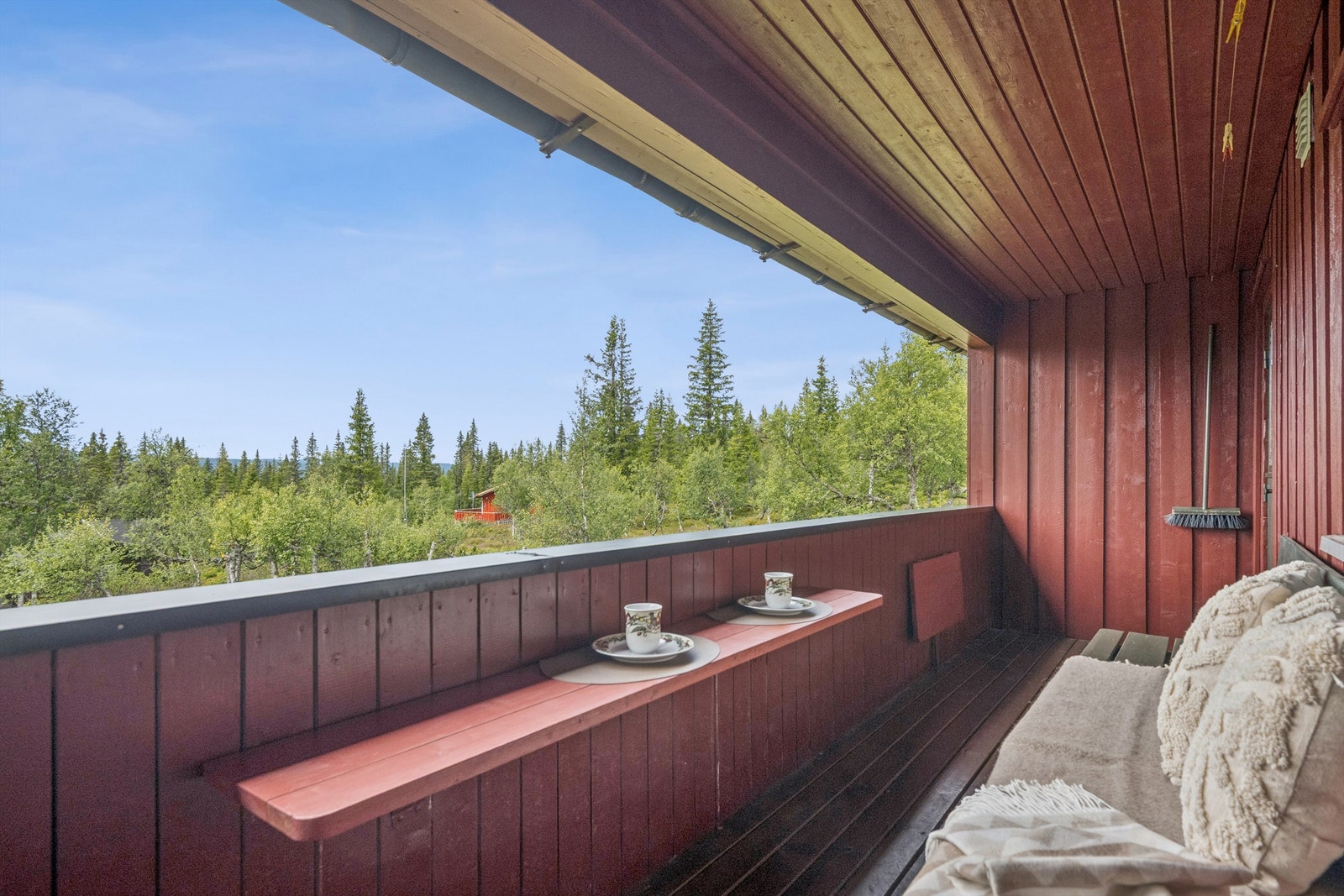 Overbygd terrasse langs langveggen mot vest som er overbygd og med hendige klappbord. Galleribilde