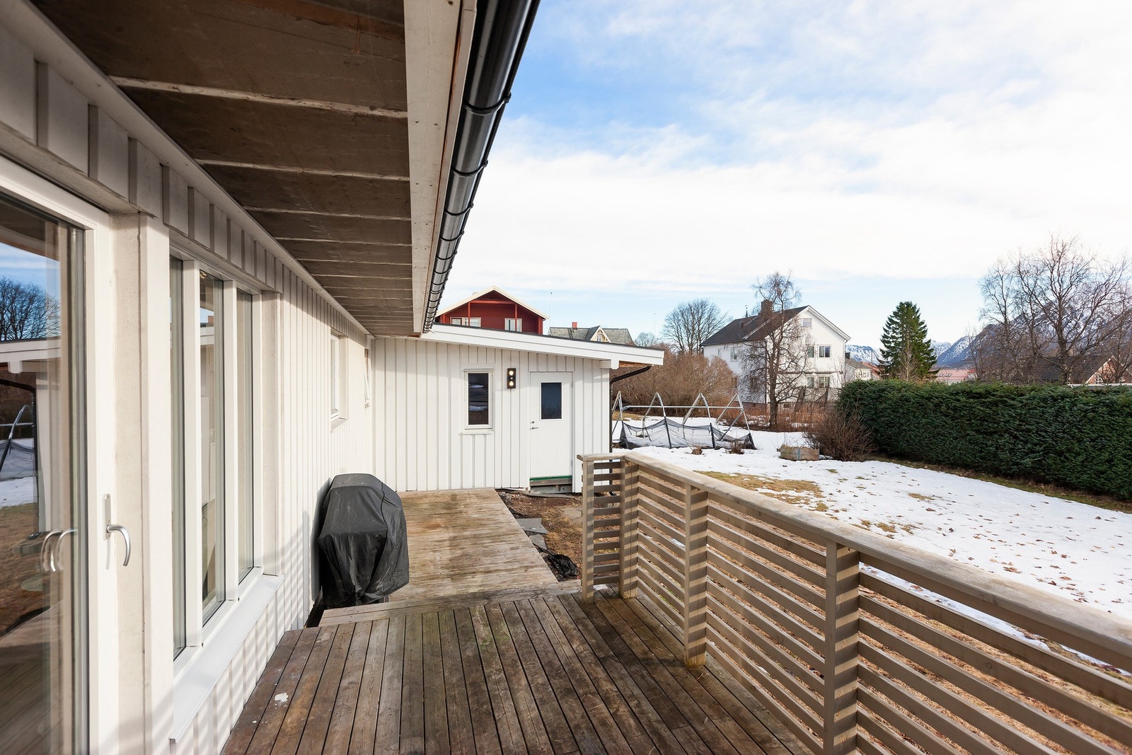 Veranda har videre trapp ned til hagen Galleribilde