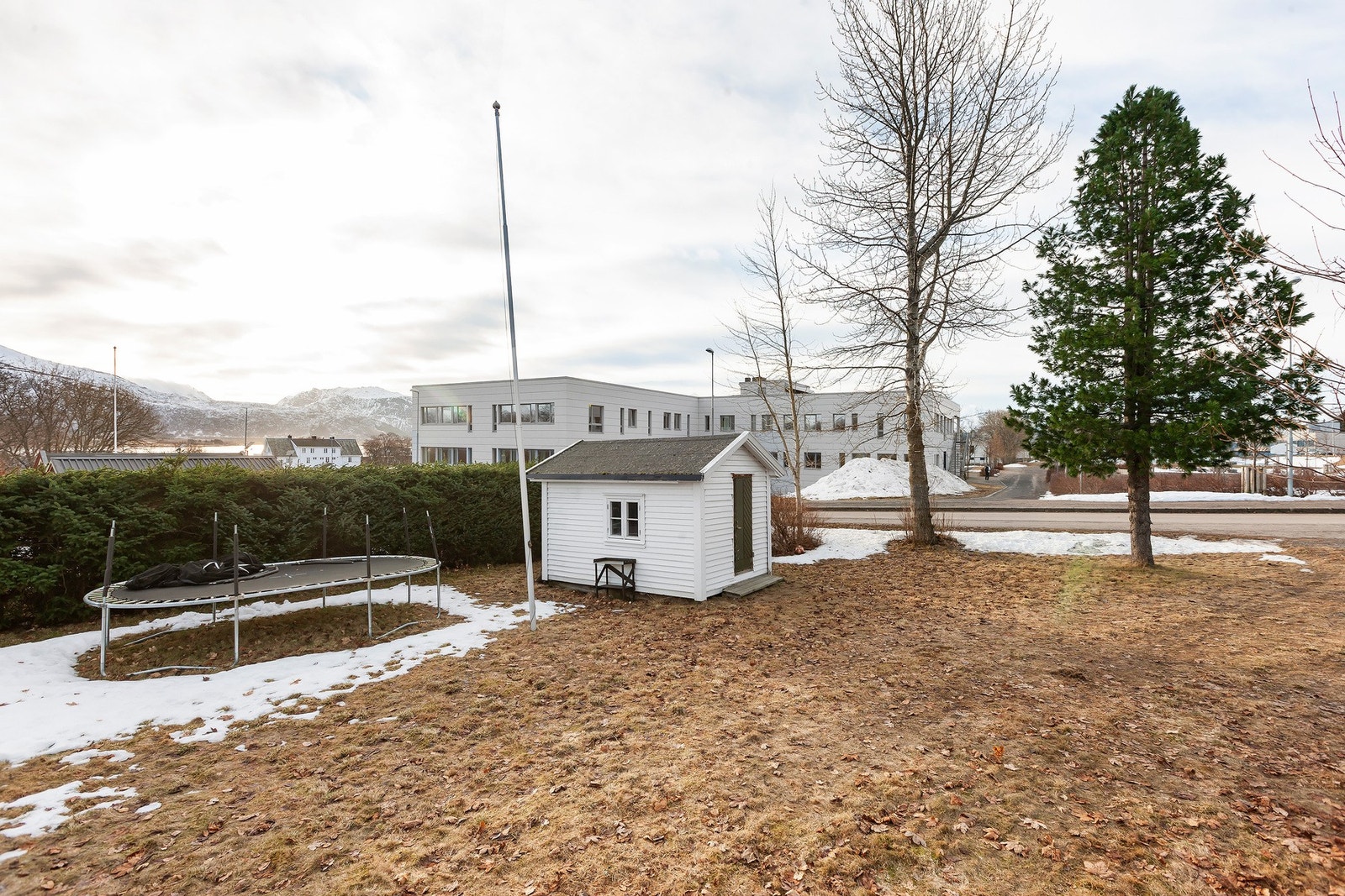 På eiendommen står det en utebod Galleribilde
