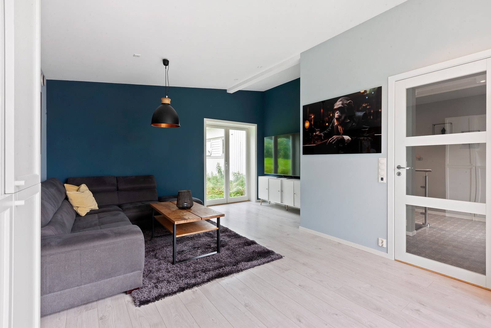 Fra entré kommer man videre inn i TV-stuen Galleribilde