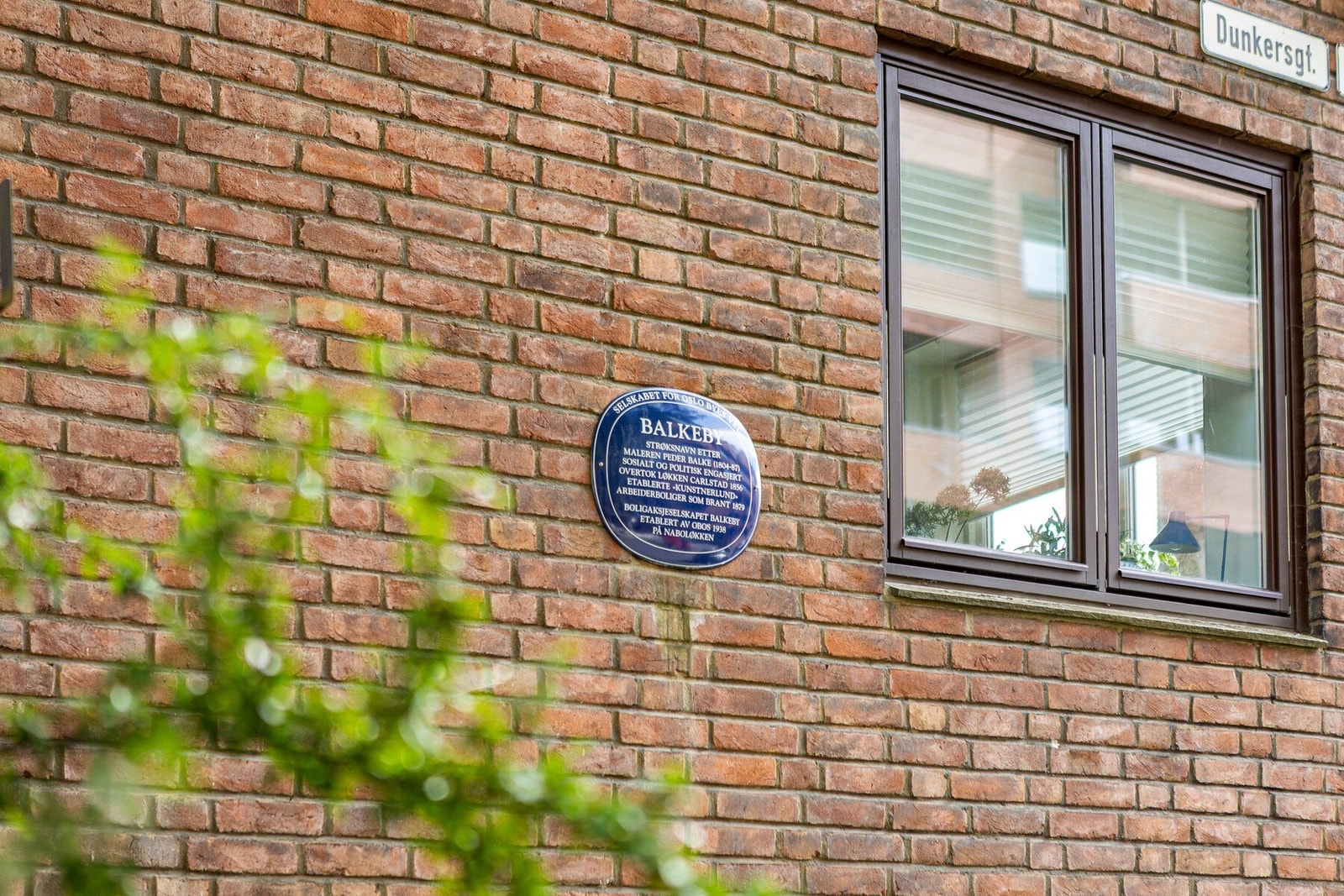 Velkommen til As Balkeby - en vakker teglsteinsgård tegnet av arkitekt Edgar Smith Berentsen. Nyasfalterte uteområder og ingen dokumentavgift. Galleribilde