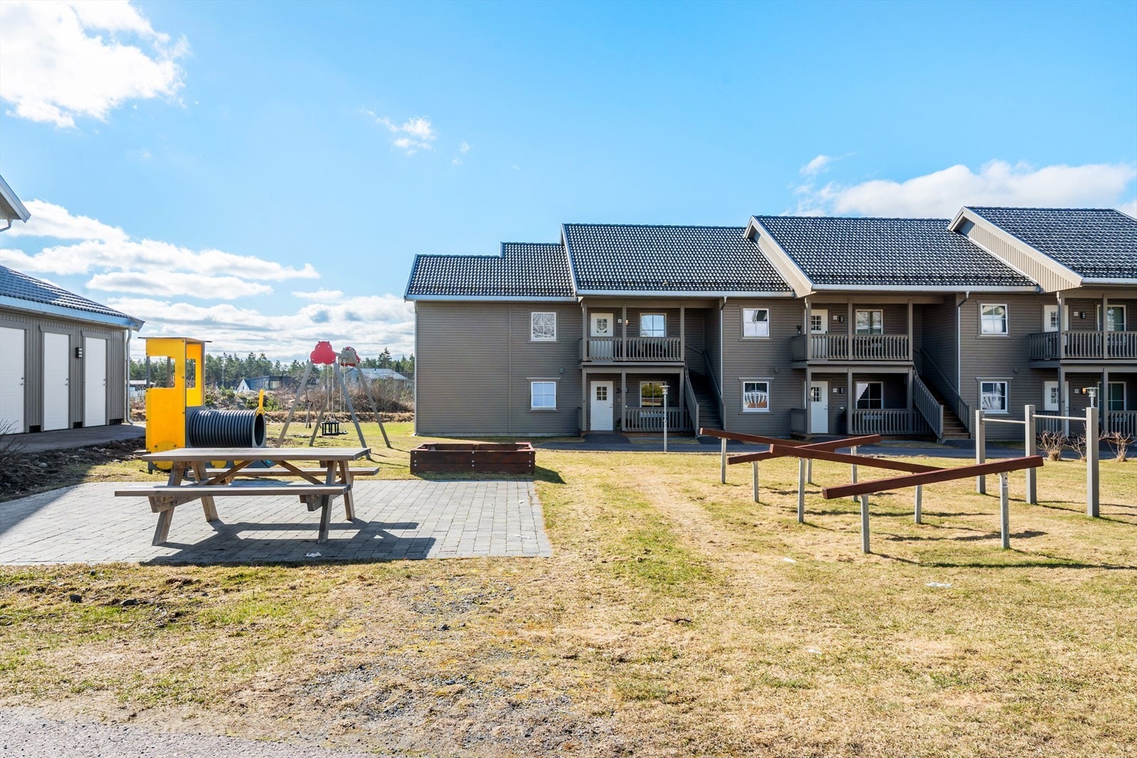 Sameiets tomt er flat, og uteområdet er pent opparbeidet med variert beplantning, asfalterte gangstier med belysning og gressarealer, samt at det er etablerte barnevennlige lekeområder. Galleribilde