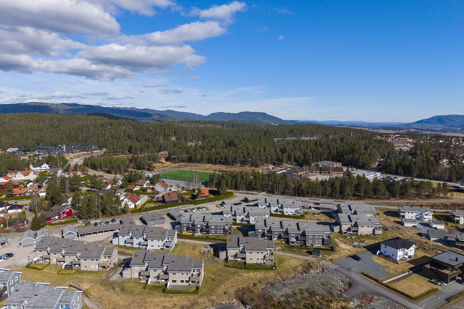 Området er i vekst og har blitt svært ettertraktet takket være sin nærhet til skole, barnehage, dagligvarebutikk, idrettsanlegg og flotte lysløyper. Galleribilde