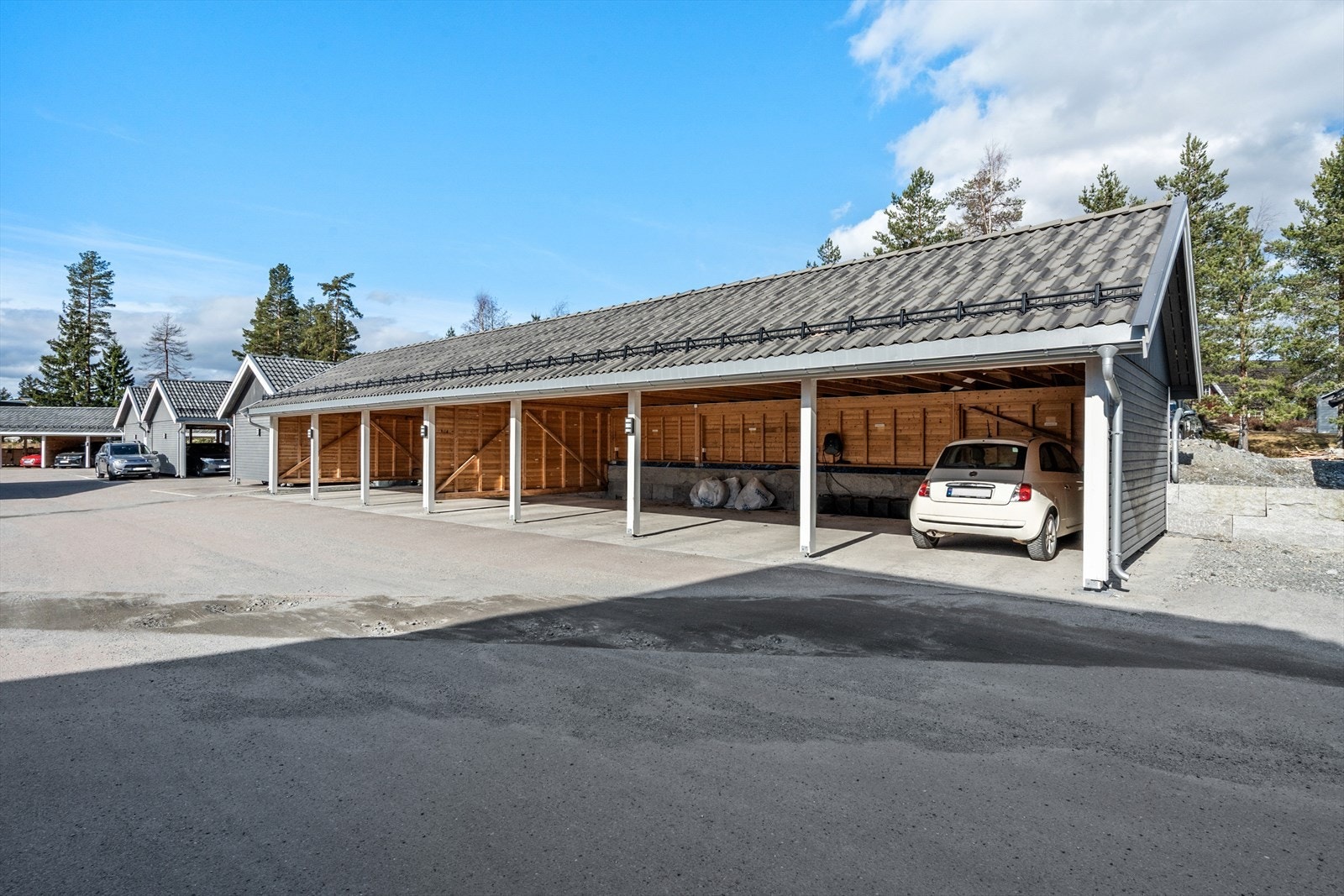 Leiligheten disponerer en parkeringsplass i felles carportanlegg. Galleribilde