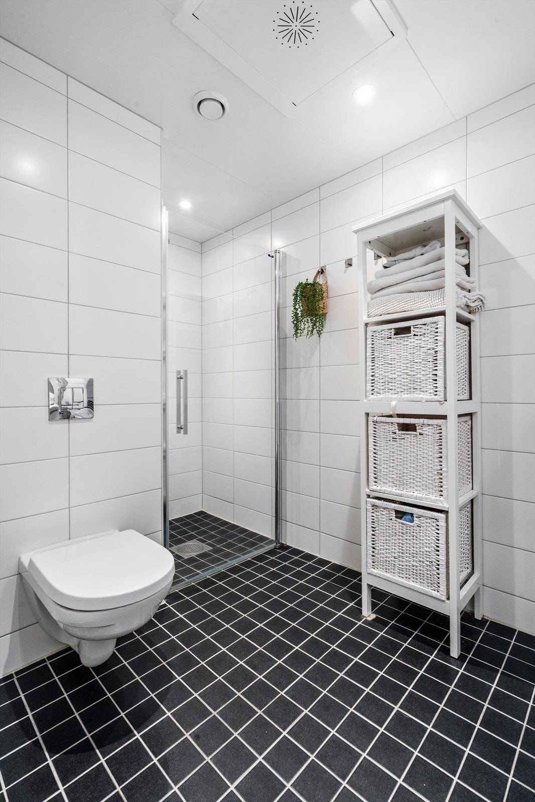 Det er installert balansert ventilasjon, og downlights i taket gir god og behagelig belysning. Galleribilde