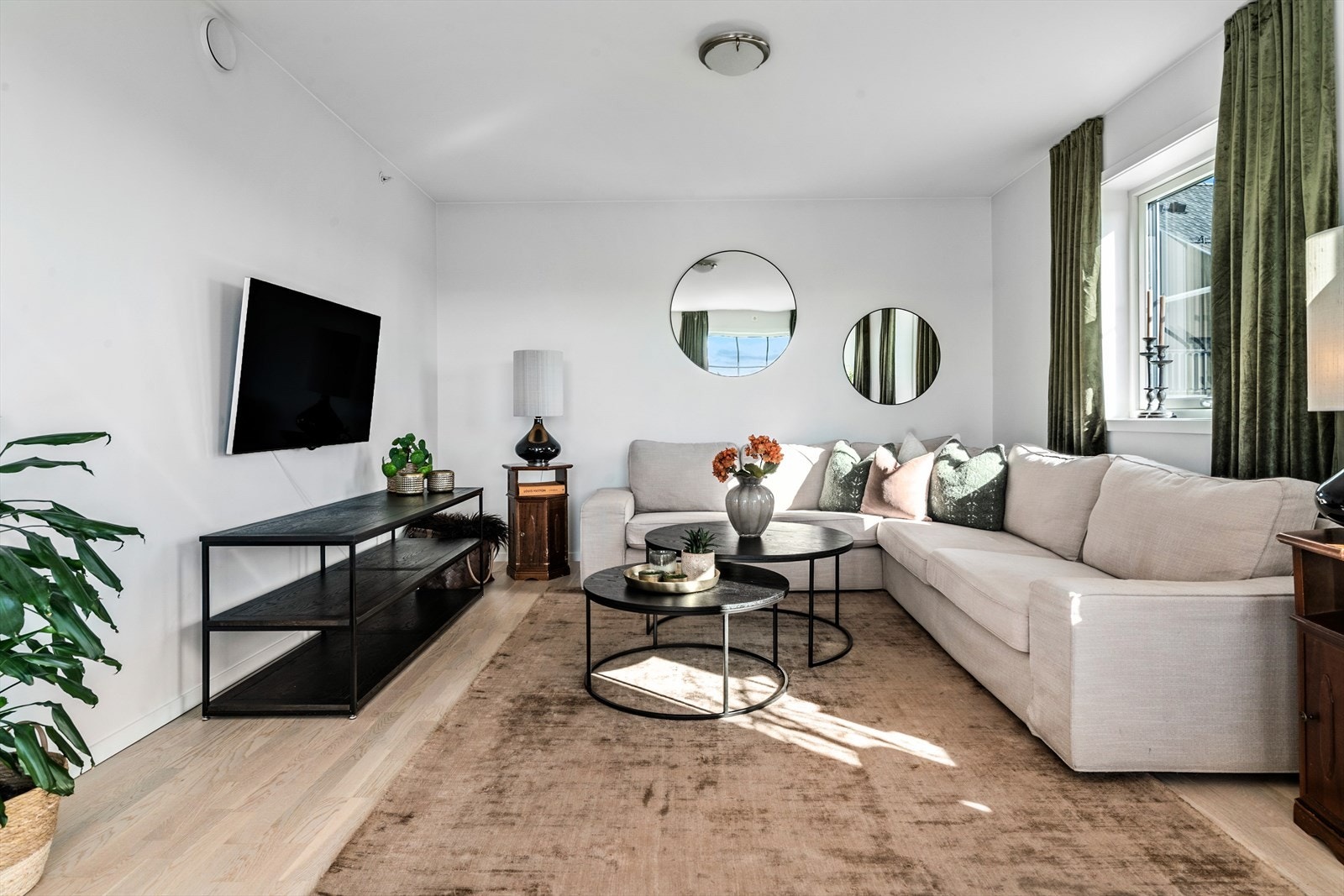 Rommet er malt i lyse fargetoner og har godt med lysinnslipp. Galleribilde
