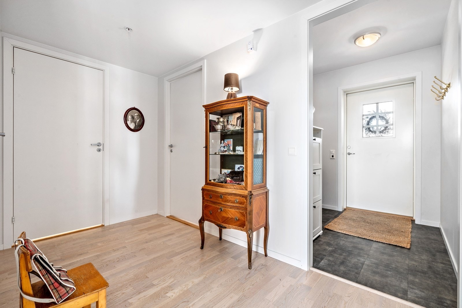 Innenfor vindfanget har man en romslig og praktisk gang som binder rommene sammen. Galleribilde