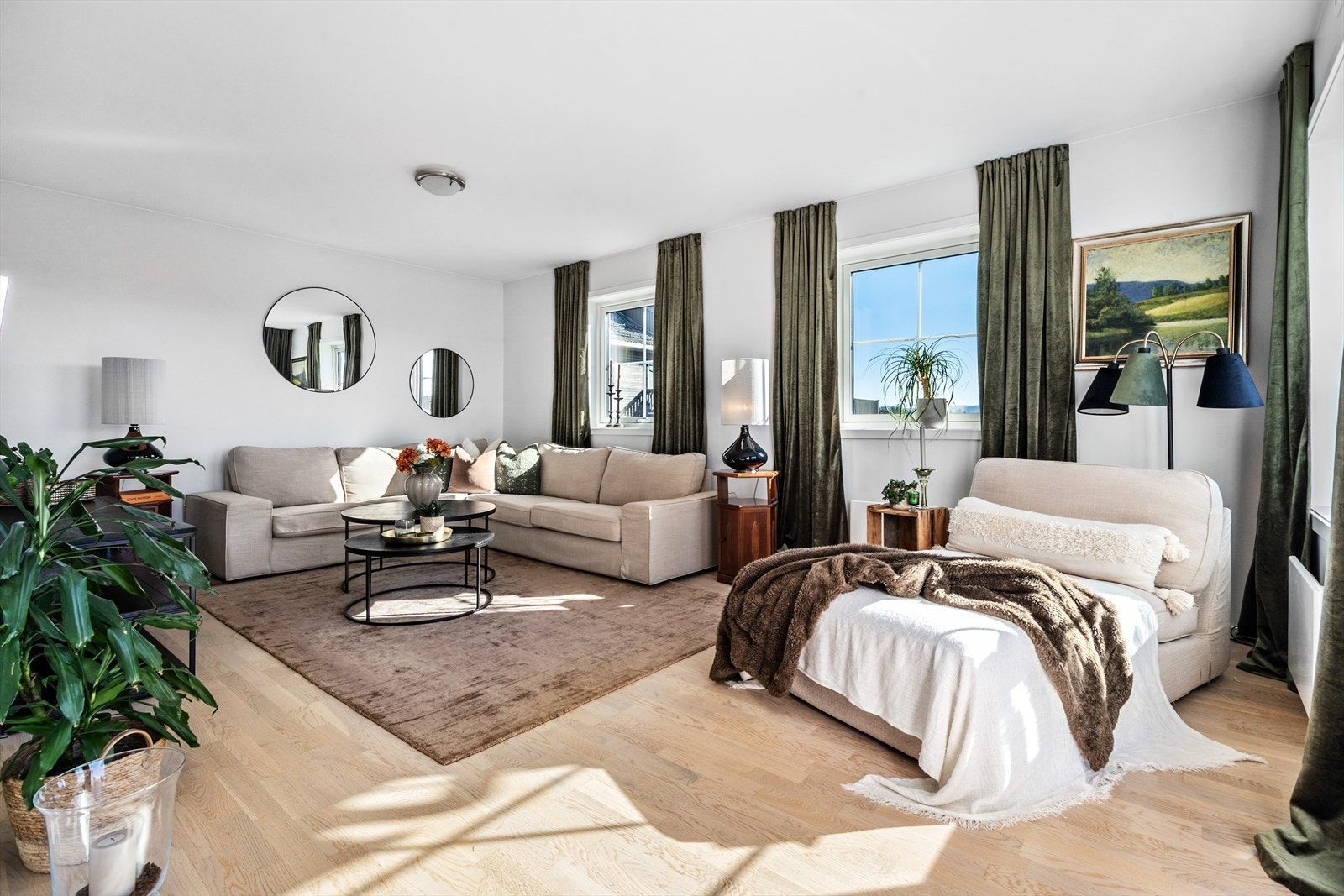 Innvendig byr leiligheten på en lys og luftig stue. Galleribilde