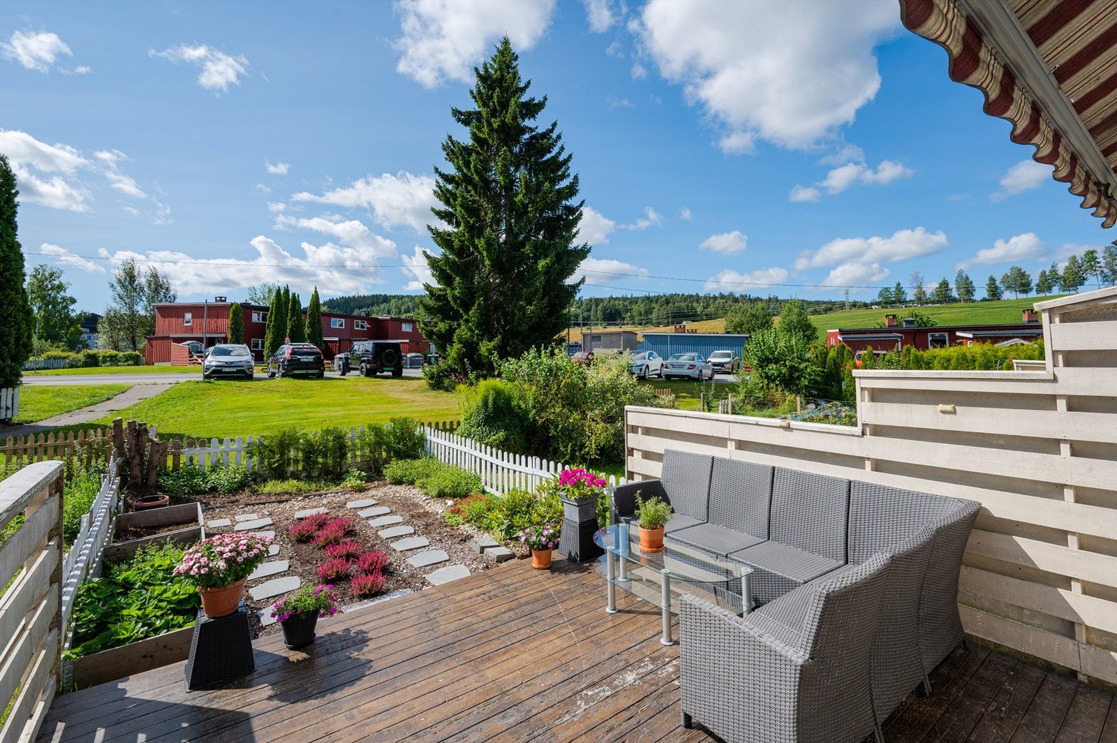 Rekkehus med stor, usjenert terrasse og hage. Foto: Peter Futo v/Kreativ Mango AS Galleribilde