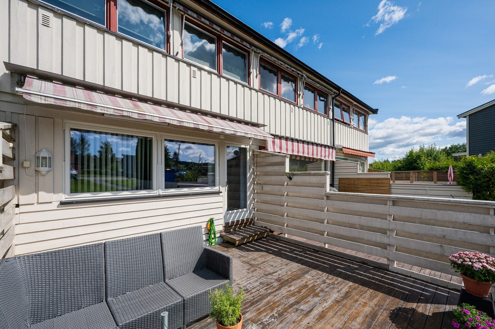 Uteplassen er anlagt med tredekke og har god plass til sittegruppe. Galleribilde