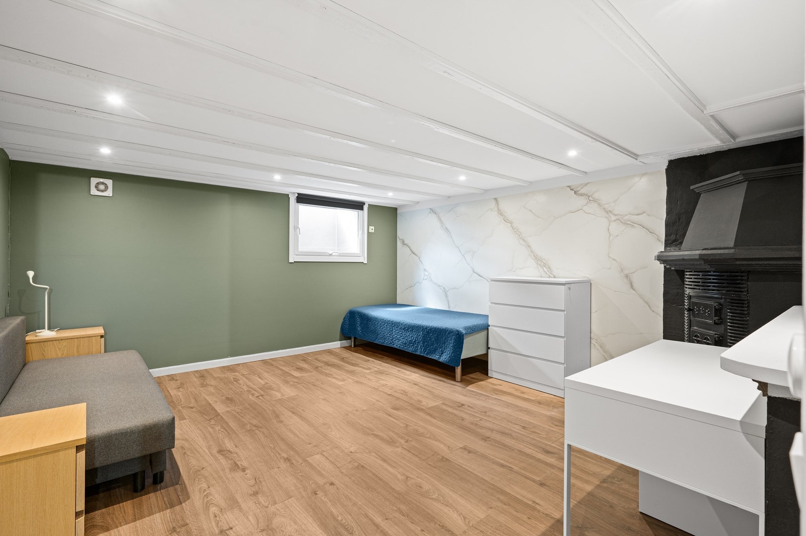 Innredet rom i kjelleren med downlights og varmekabler i gulvet. Galleribilde
