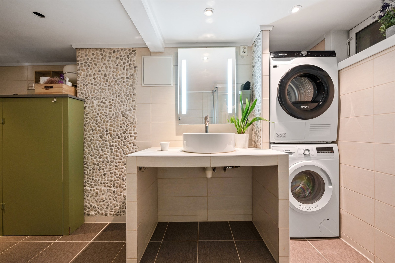 Badet har opplegg for vaskemaskin, og elektrisk gulvvarme. Galleribilde
