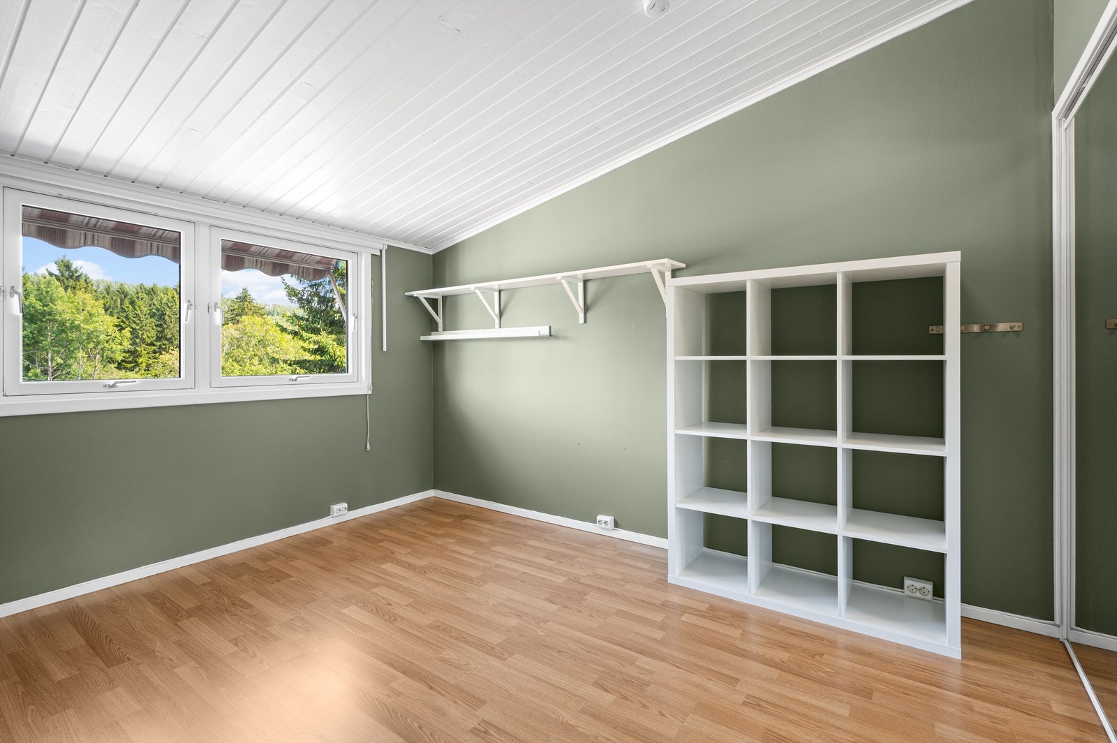 Det andre soverommet i etasjen, med utsikt mot skogkanten. Galleribilde